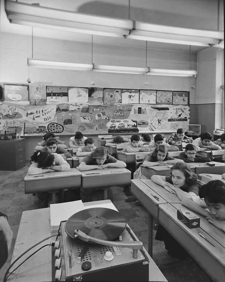 Cuando se escuchaba música en las aulas. © Francis Miller, 1957.