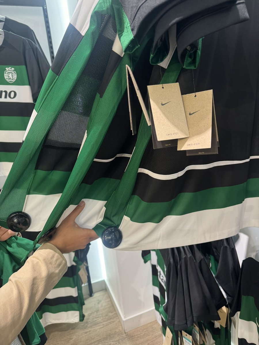<a href="/SportingCP/">Sporting CP</a> estive na LV p comprar 4 camisolas o q ñ aconteceu devido aos seus inúmeros defeitos,assumidos pelas funcionárias:
1.Símbolo do #SportingCP muito ao centro;
2.Logo Betano ñ está centrado;
3.Cada camisola tem fundo de costas diferente;
4.Ñ tem patrocínio da Super Bock;