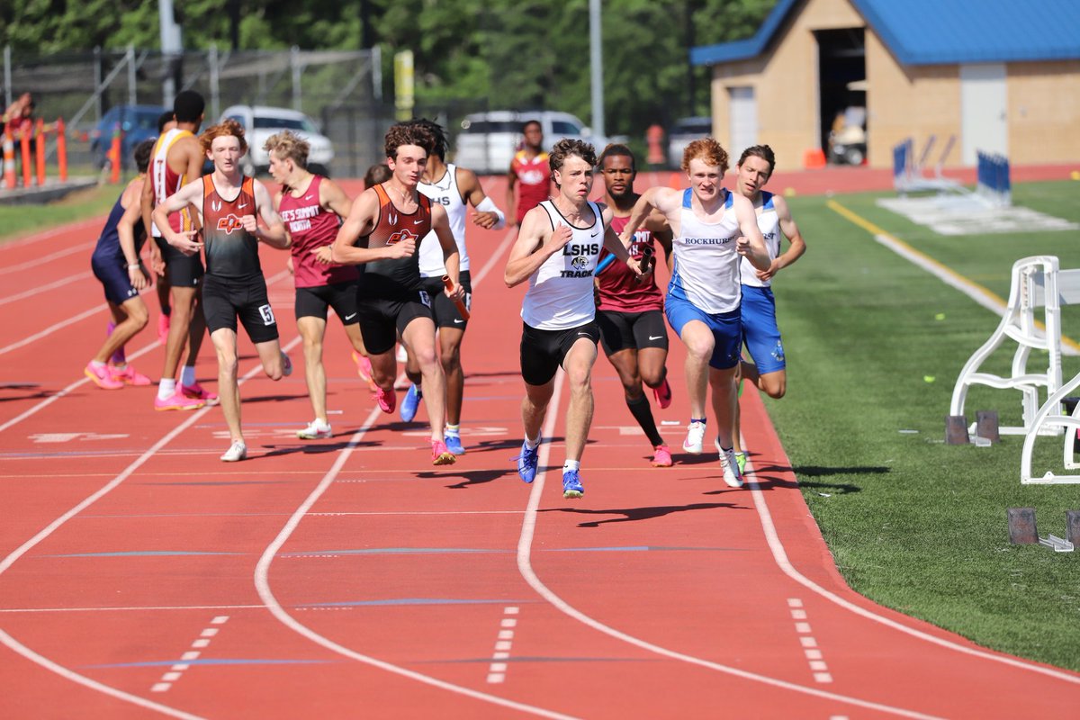 Sectionals‼️
🚨4x8-4th place 7:54.07 with a split of 1:54

🚨4x4-2nd place 3:18.8 with split of 49.5

800m- got 5th place with a PR of 1:55.1 disappointed that the result turned out the way it did but thankful for the competition I get to be around🙏

Next up
STATE⏰️