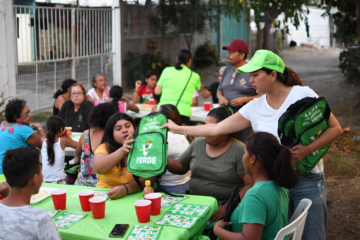 Desde niña jugaba lotería con mis tías por las tardes. Cantar las cartas, diciendo “Corre y se va corriendo”, me trae grandes recuerdos. La pasamos muy bien en la Reserva 3 con las y los vecinos, quienes saben que la transformación en #Veracruz y #Mexico continúa con