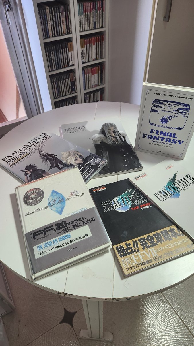 ahgueo's tweet photo. Los principales libros japoneses con los que estuve un mes entero documentándome para escribir #ff7 la fantasía definitiva, de #rba ¡Estas frutas han hecho buen zumo!🍍🥭🍉 https://t.co/TQXFCFCEgj