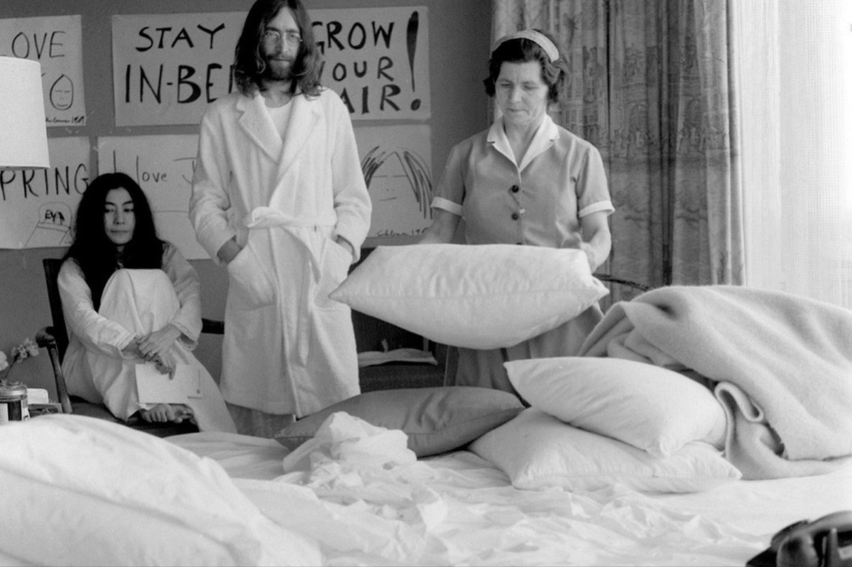 Doppelmoral 1969 

John Lennon und Yoko Ono warten, bis die Hotelangestellte ihnen ihr Bett gemacht hat, um danach mit Journalisten über Marx und Lenin zu philosophieren und sich für die Arbeiterklasse einzusetzen