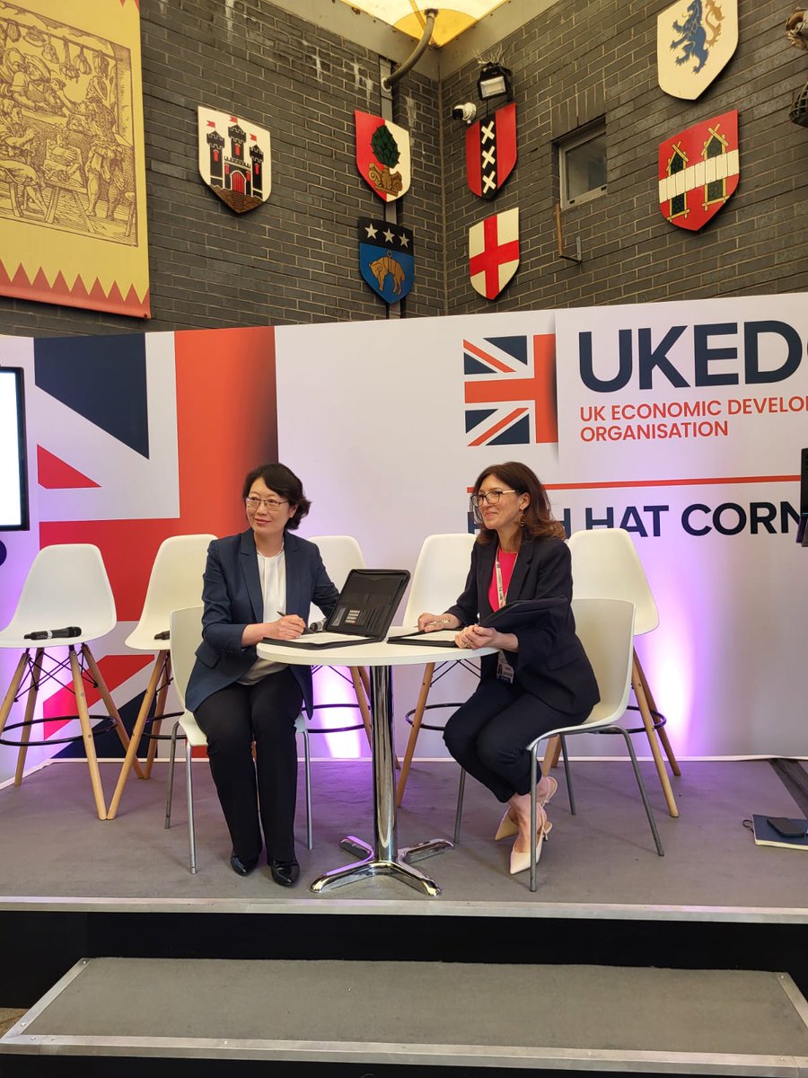 A new agreement was signed between DLUHC and @drweiyang at @UKReiiF today to accelerate the use of cutting-edge property technology. This partnership paves the way for a new age of planning – supporting councils to speed up local decisions and deliver more homes 🏡