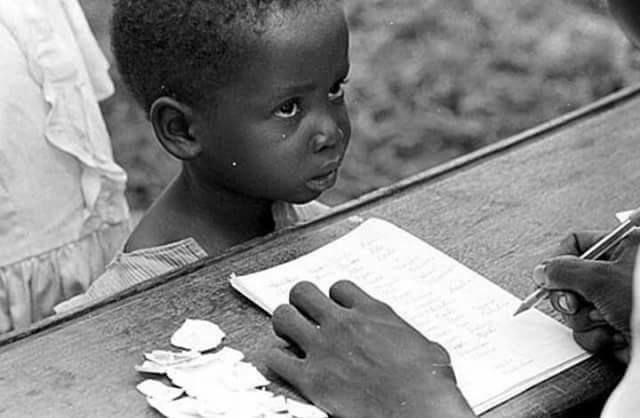 A Biafran child awaits her food voucher from a relief worker at a food distribution center in Biafra, (1968). #Culled @real_IpobDOS @radiobiafralive @ipob_central @EUinNigeria @IPOBInUK #biafraheroesday30thmay2024 #IPOB