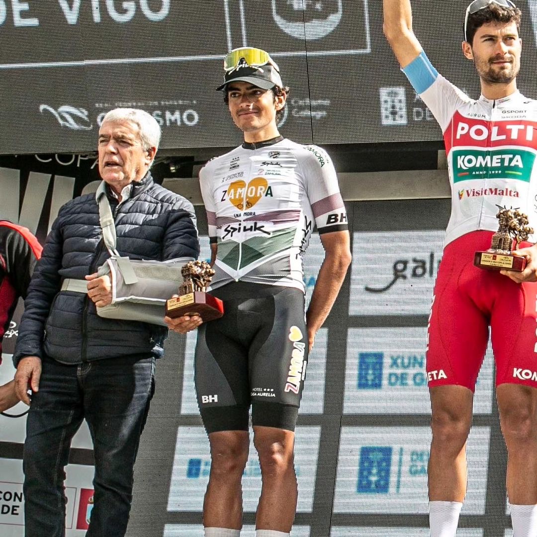 🚴🏼‍♂️ @JorgeGalvez00, del @ZamoraEnaCyclng, logra el segundo puesto 🥈 en la Copa de España de Ciclismo celebrada en Vigo, tras recuperarse del duro accidente que sufrió hace unas semanas mientras entrenaba. Todo un ejemplo de esfuerzo y perseverancia. ¡Enhorabuena, Jorge! 👏🏻