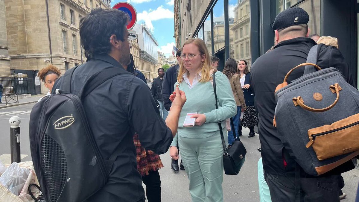 Rencontre devant l'Assemblée avec les vacataires des universités, qui touchent souvent moins que la moitié du SMIC horaire, et avec 3 à 24 mois de retard ! J’ai signé un courrier transpartisan pour une paie digne à destination de la Ministre de l'Enseignement Supérieur.