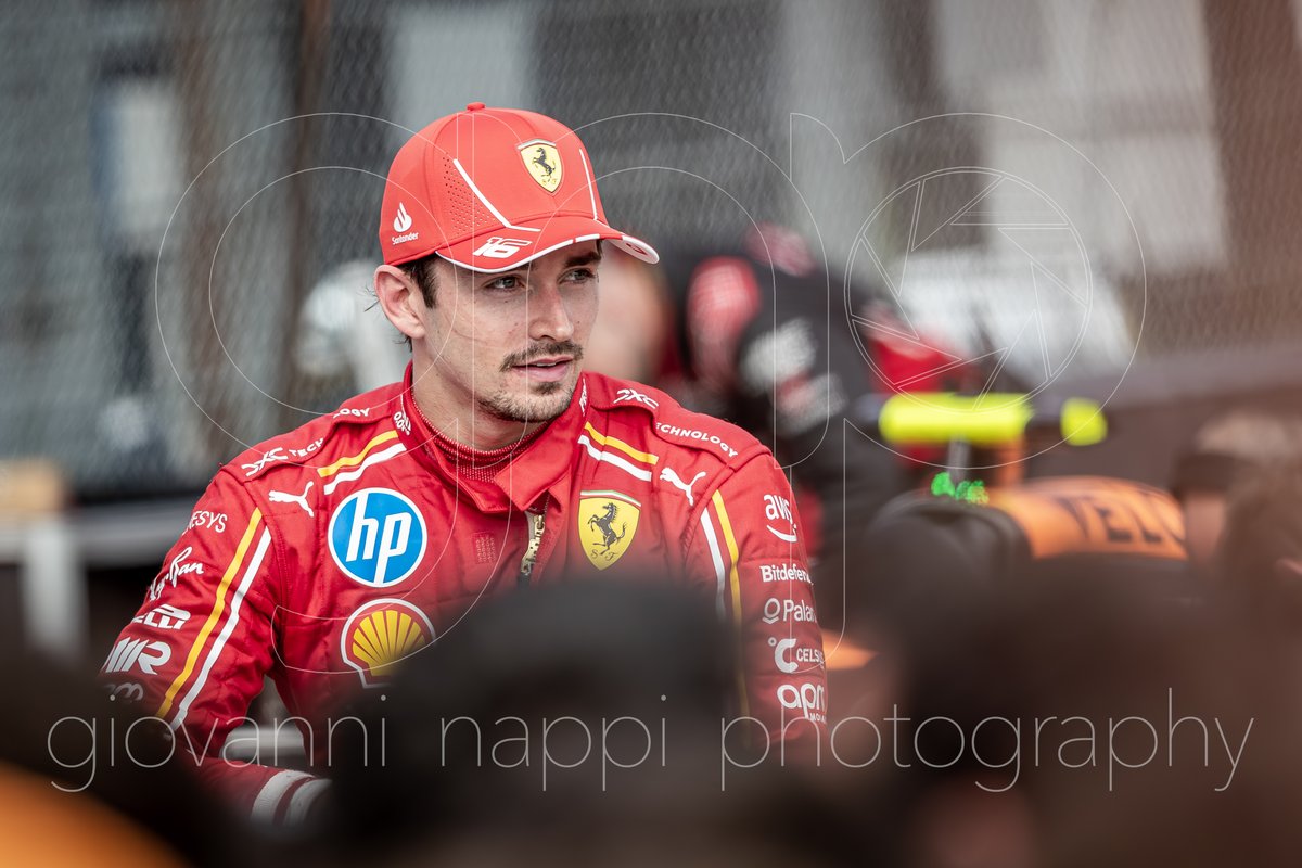 legge la bibbia,
 benedice le masse,
  benedice il vino,
   cammina sulle folle.

Don Carlo il Clerico

#GNphoto #MotorsportPhotography #F1photography #F1 #ImolaGP #Charles #Leclerc #Ferrari