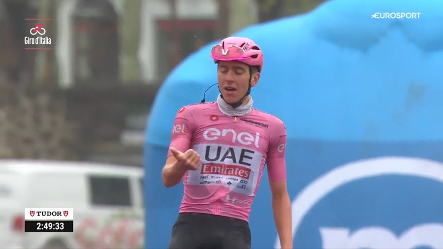 TADEJ POGACAR S'OFFRE UNE CINQUIÈME VICTOIRE ! Le maillot rose remporte la 16e étape du Tour d'Italie, au terme d'une journée raccourcie en raison de la météo ! L'équipe du Slovène n'a même pas eu besoin de contrôler aujourd'hui grâce à Movistar. Giulio Pellizzari est 2e. #Giro