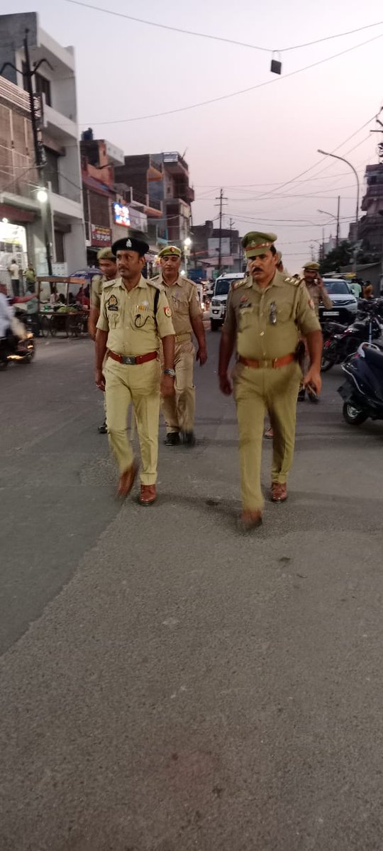 #Auraiya_Police #Footpatrolling SPऔरैय @ipsCharuNigam के कुशल निर्देशन में लोकसभा चुनाव-2024 के दृष्टिगत जनपद में शांति एवं कानून व्यवस्था को सुदृढ़ बनाये रखने हेतु अपर पुलिस अधीक्षक औरैया द्वारा थाना दिबियापुर पुलिस टीम के साथ थाना क्षेत्रांतर्गत पैदल गस्त किया गया व लोगों से