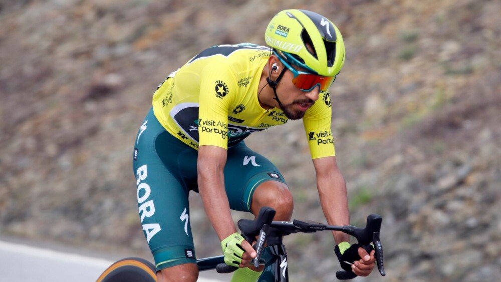 SenalDeportes's tweet photo. ¡Dani Martinez tercero en la etapa! ¡Dani Martínez segundo en la clasificación general! Tremendaaa etapa del colombiano 🇨🇴 que mantuvo el ritmo y le ganó el puesto a Thomas en la general, mientras que Pogacar celebró por quinta vez 👉https://t.co/nIq6EnMg1Y #ElMundoRuedaXSeñal https://t.co/Olhp76uv6h