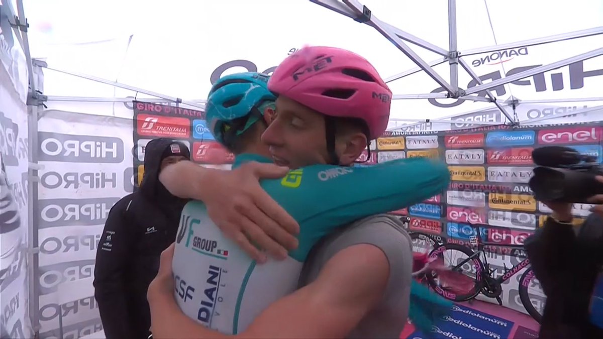 Tadej Pogacar donne son maillot rose à Giulio Pellizzari (20 ans), qu'il a privé de victoire dans le final. Le Slovène donne également ses lunettes à l'Italien. #Giro