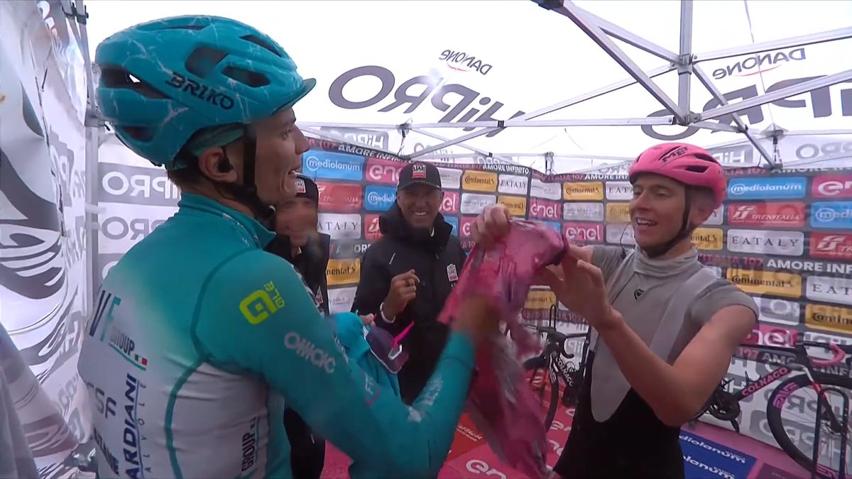 #GirodItalia 🇮🇹 - 🏁 FINISH

Pellizzari gets the shirt straight off of Pogacar's back! What a man, what a legend.

#DomestiqueLive