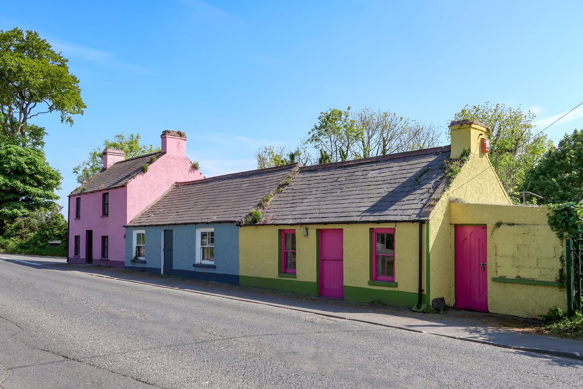 Who needs a pot of gold when you have these rainbow cottages ? Spotted just outside Kilkeel, Co. Down yesterday. 
#irishcharm #noleprechaunneeded #countydown