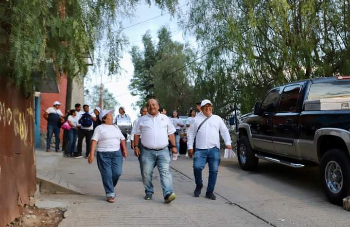 CONTRAPORTADOAX's tweet photo. “Para conocer #OAXACA hay que recorrerlo, para saber sus necesidades” Afirmó el candidato a la presidencia de la capital por el #PartidoMujer, Mtro. #JuanRafaelRosasHerrera quien agradeció a los amigos de la Col. Linda Vista por acompañarle en el recorrido casa por casa. https://t.co/KaJCgGVgjz