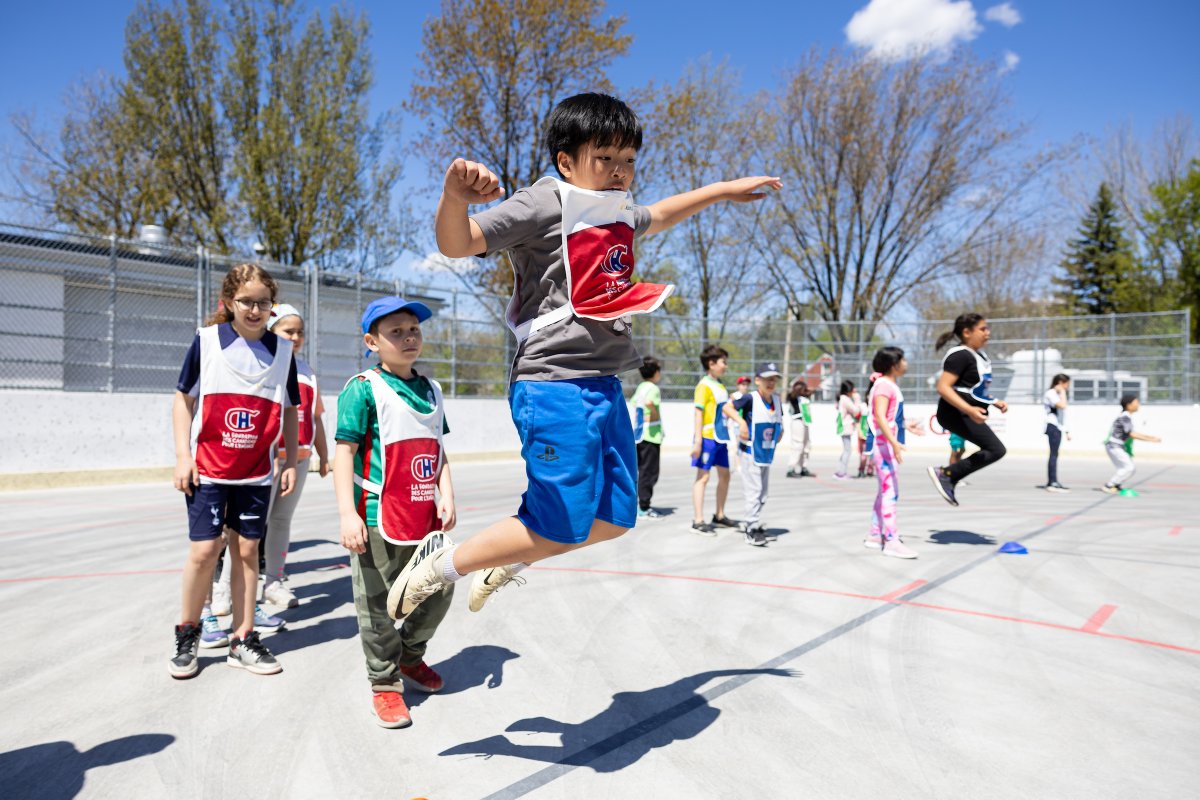 Notre dernière cohorte de l'année est déjà à mi-parcours du programme BLEU BLANC BOUGE Hockey-balle, présenté par la @SunLifeQC! Les élèves des écoles participantes ont désormais l'opportunité de perfectionner leurs techniques de maniement de la balle sous le soleil printanier.☀️