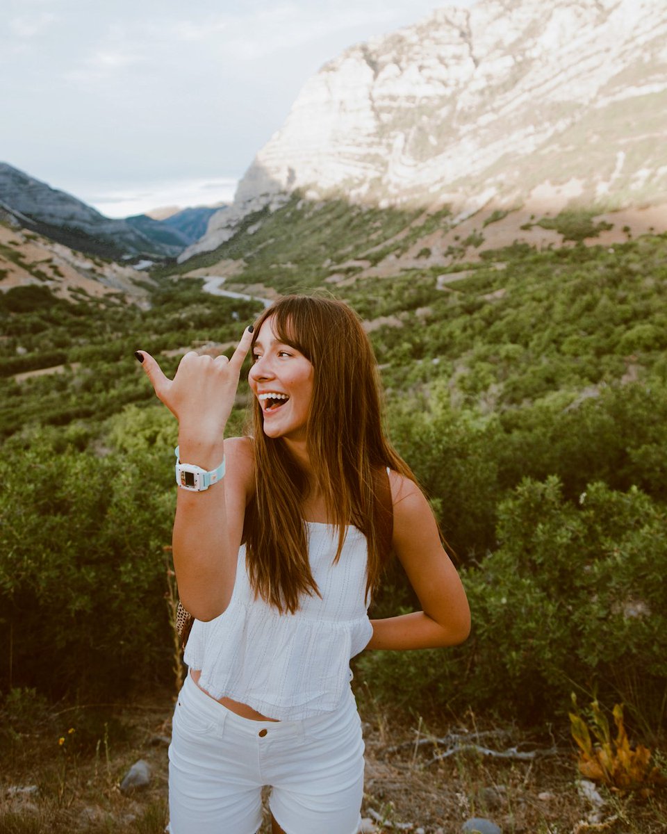 Embracing the great outdoors with a smile and style! ⛰️  @freestylewatches 🌊

🦈: #sharkwatch Mint Blush 
📷: @jaden.rose x @funkyfreemann 
_
#myfreestylewatch #hikingadventures #adventuretime #travelessentials #watchlove freestyleusa.com/products/shark…