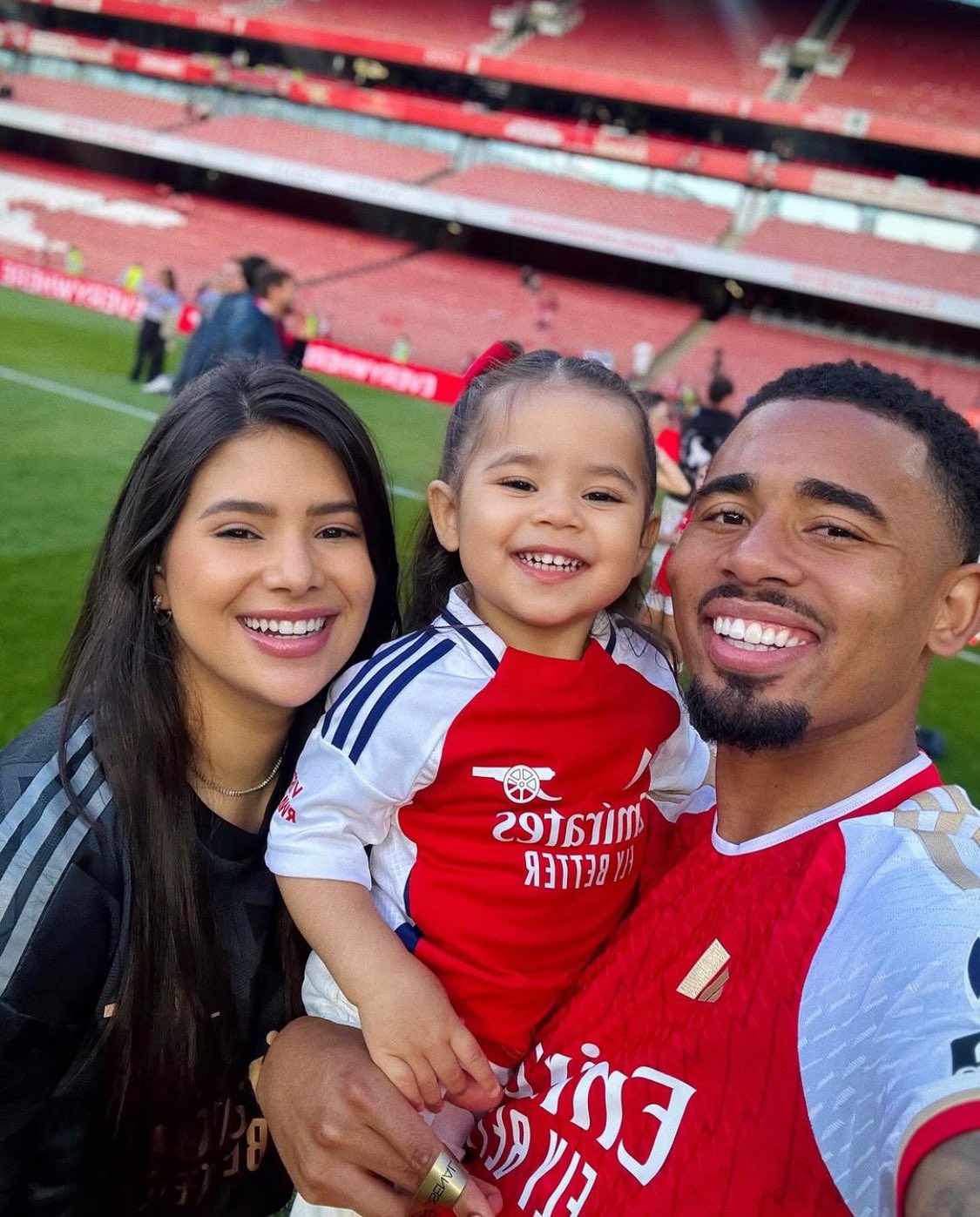 𝑪𝒉𝒍𝒐𝒆 on X: "Gabriel Jesus & his girlfriend, Raiane, with their  daughter https://t.co/EBHpxWEbHb" / X