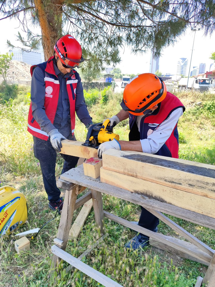BursaAkub16's tweet photo. Bursa Valisi Sayın Mahmut Demirtaş’ın iştirak ettiği ve akredite ekiplerin katıldığı tatbikatta ekibimiz,belirlenen istasyonda görevini başarı ile ifa etmiştir. @tcmeb @Yusuf__Tekin @meb_dhgm @omurfatih @mebisgb @ozkan_meb @MetinTayarer @bursailmem16 @bursaisg @yunusbulut1216 https://t.co/tan70oGunc