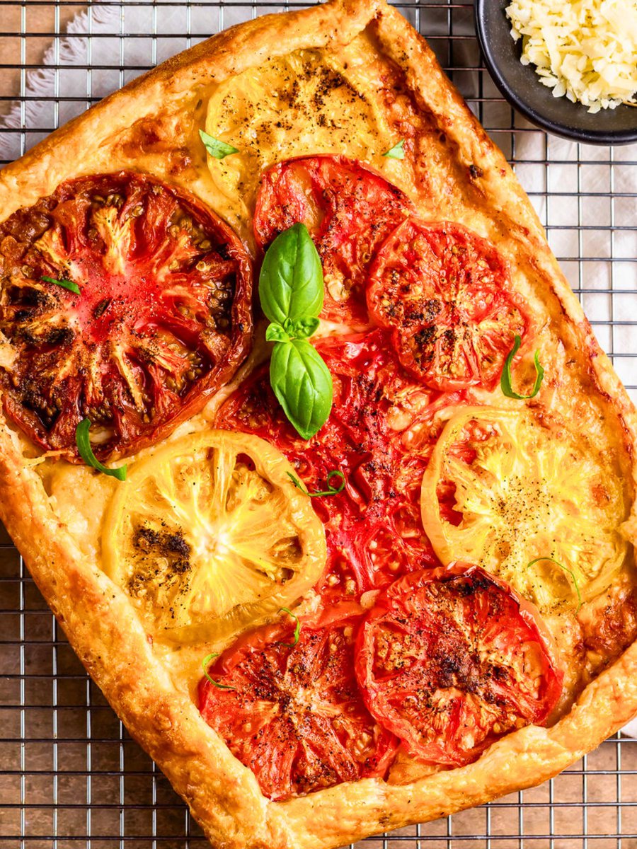 JustAPinchCooks's tweet image. Tomato Galette 😍🍅 The tomatoes are roasted to perfection and lay over a bed of salty, rich cheese. The flakiness of the homemade crust combined with the sweetness of ripe heirloom tomatoes create the perfect shareable dish. justapinch.com/recipes/side/o… #summerrecipe  #farmtotable