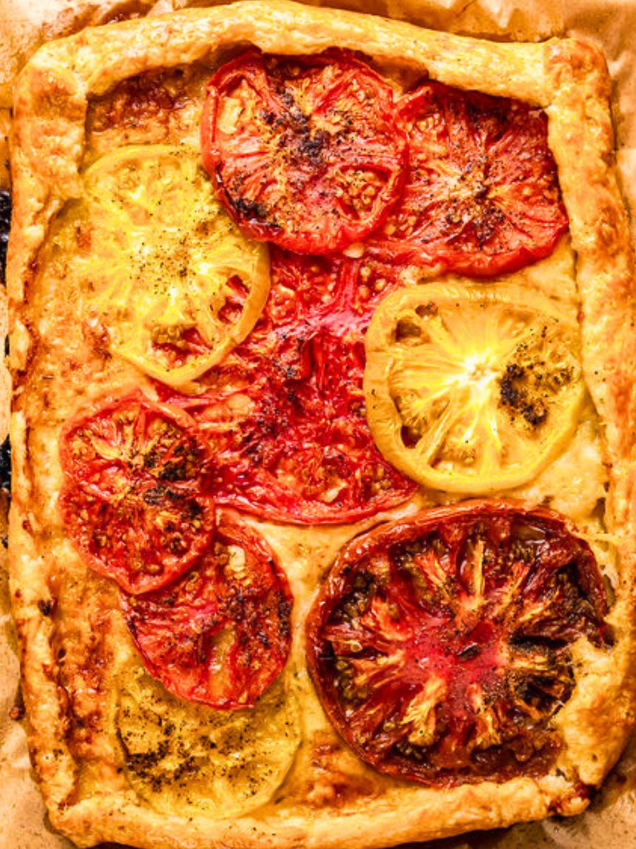 JustAPinchCooks's tweet image. Tomato Galette 😍🍅 The tomatoes are roasted to perfection and lay over a bed of salty, rich cheese. The flakiness of the homemade crust combined with the sweetness of ripe heirloom tomatoes create the perfect shareable dish. justapinch.com/recipes/side/o… #summerrecipe  #farmtotable