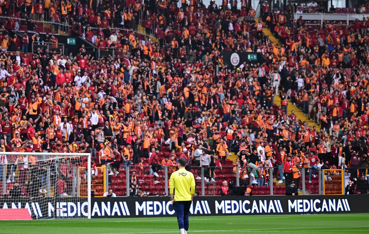 Sami Yen’de de kale arkası alt tribünler boş ama renk kırmızı olduğu için dolu görünüyor. Kadıköy’de sarı koltuklar görüntü bozuyor boş görünüyor. Bu arada Mert Hakan’a eşkiya diyenler dönsün rakibinin emeğine de diken Toreira’ya baksın. Herkes işine baksın.