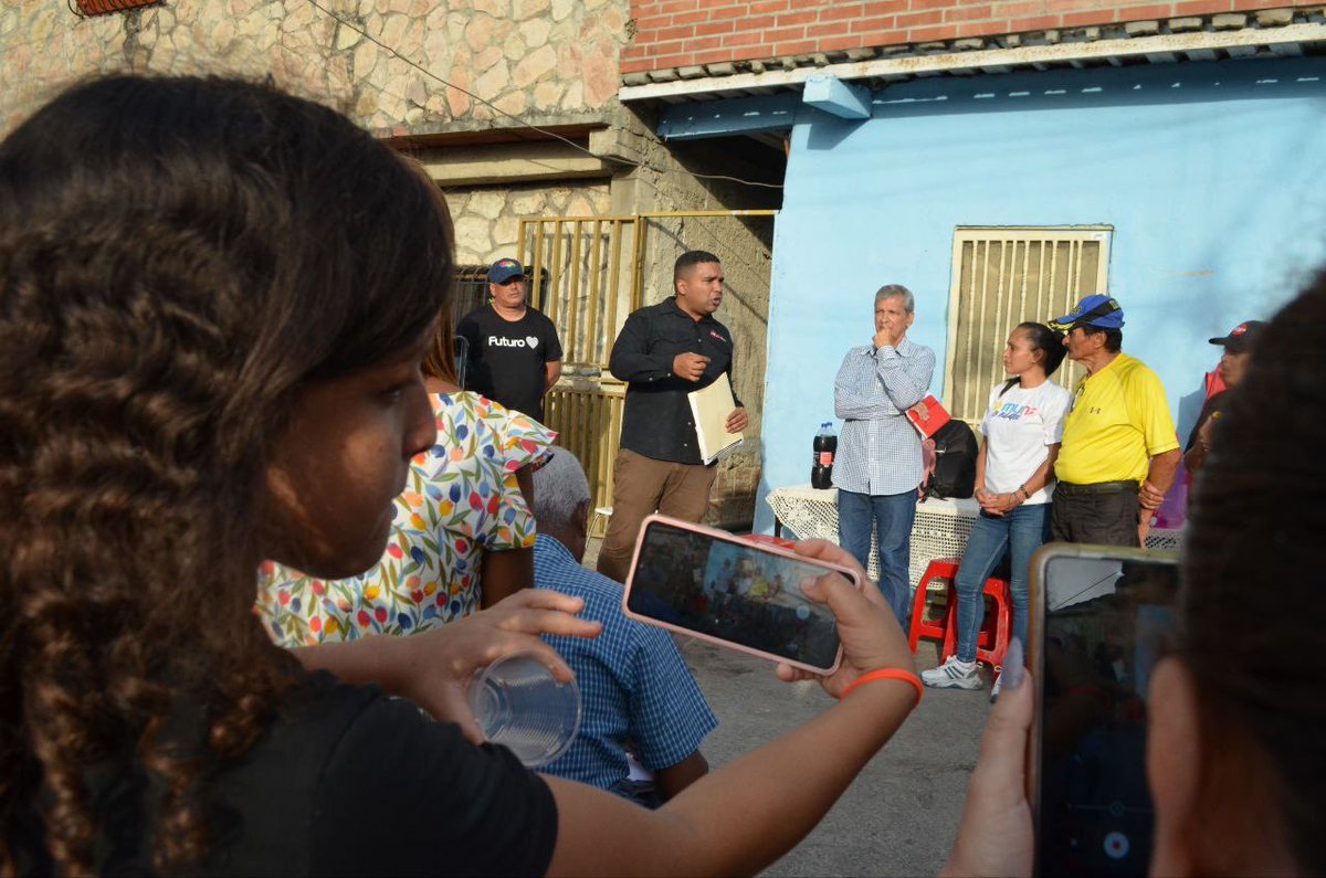 #Entérate📢 Los voceros de ocho Consejos Comunales pertenecientes a la Comuna Comandante Hugo Chávez, ubicada en la parroquia Santa Rosalía, municipio Libertador, participaron en una asamblea temática territorial de los movimientos sociales para el aporte del movimiento popular