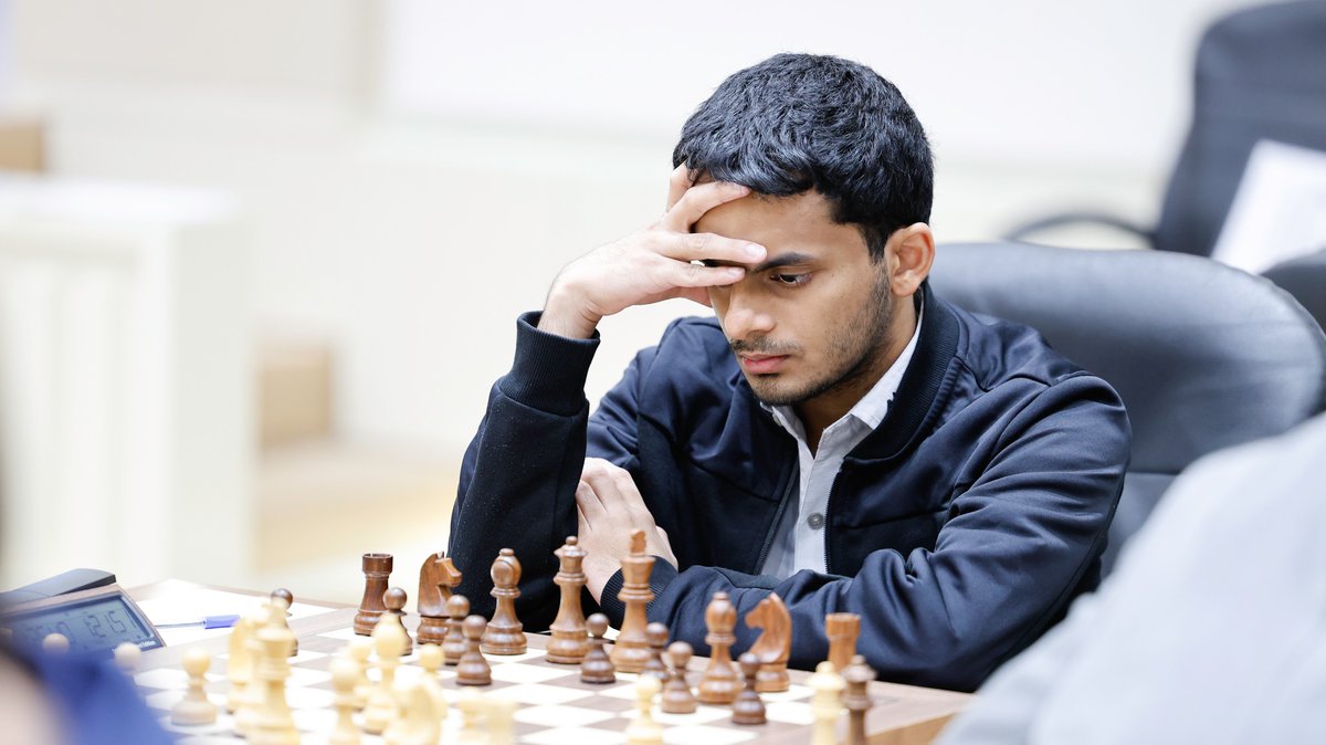 NihalSarinNews's tweet image. #SharjahMasters Round 8
Nihal Sarin strikes back with a win! 
Nihal beat his opponent GM Can Emre (2549) with the white pieces, moving back to a +1 score!
📸: @sharjah_chess