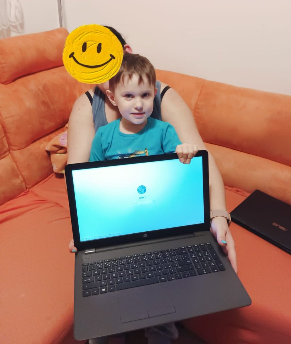 Další fotografii s poděkováním nám zaslala rodina předškoláka Jarouška. I před nástupem do školy jim je notebook cenným pomocníkem. Používají jej k hledání logopedických cvičení a různých úkolů, které Jaroušek rád plní, či k pozorování videí, které uspokojí Jarouškovu zvídavost.