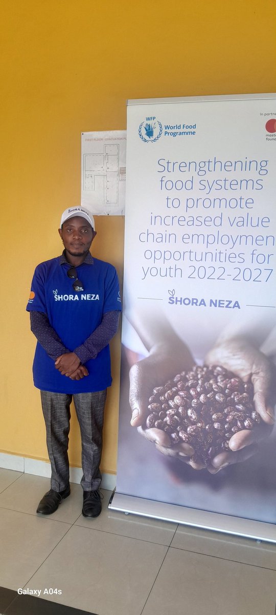jadohkwizera's tweet photo. Excited to share: WFP's Farmer Service Center initiative is now in Rwanda as Shora Neza!
From skills and inputs to market access, we're boosting every farmer in our network. #PesaMfukoni, #ShoraNeza! Cheers to women farmers, beekeepers, and fresh produce consumers! 🌾🐝 https://t.co/yIy3AxBITU