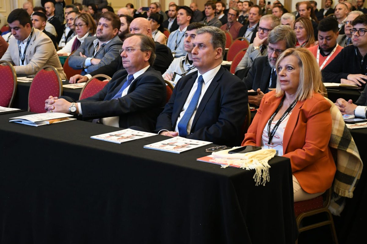 mtopuy's tweet image. 🗣 El Ministro @JLFalero y el Ing. @LuisCeiter disertaron en el programa de conferencias del Encuentro de Protagonistas "Uruguay, negocios y desarrollo económico" realizado en el 📍@RadissonMvd. 
Falero habló de las obras concretas que viene desarrollando el MTOP y señaló que el…