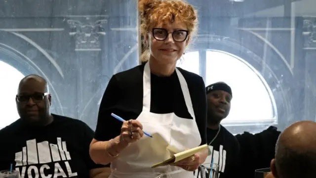 .#SusanSarandon, de 77 años, se enfundó el uniforme de mesera en una famosa pizzería de #NuevaYork para reivindicar salarios dignos para los trabajadores de restaurantes.