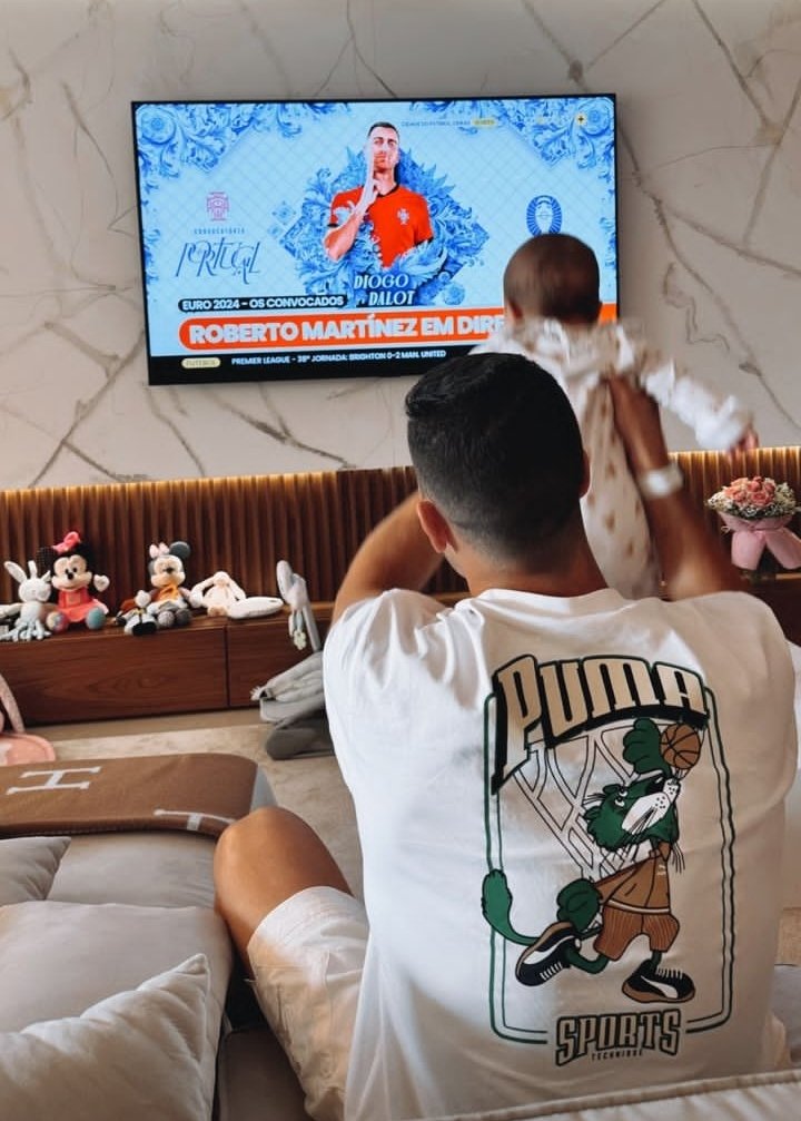 🚨 Diogo Dalot and his daughter celebrating his Portugal Euro 2024 call-up 😍❤️