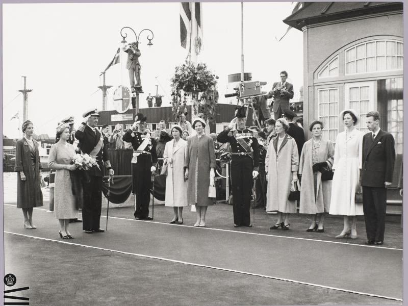 🌬️#Onthisday 
#QueenElizabethII and #PrincePhilip Duke of Edinburgh visited Denmark on May 21, 1957.

👑 They were welcomed by #KingFrederikIX and #QueenIngrid of Denmark along with 17-year-old #PrincessMargrethe of Denmark.
#QueenElizabeth #DukeofEdinburgh