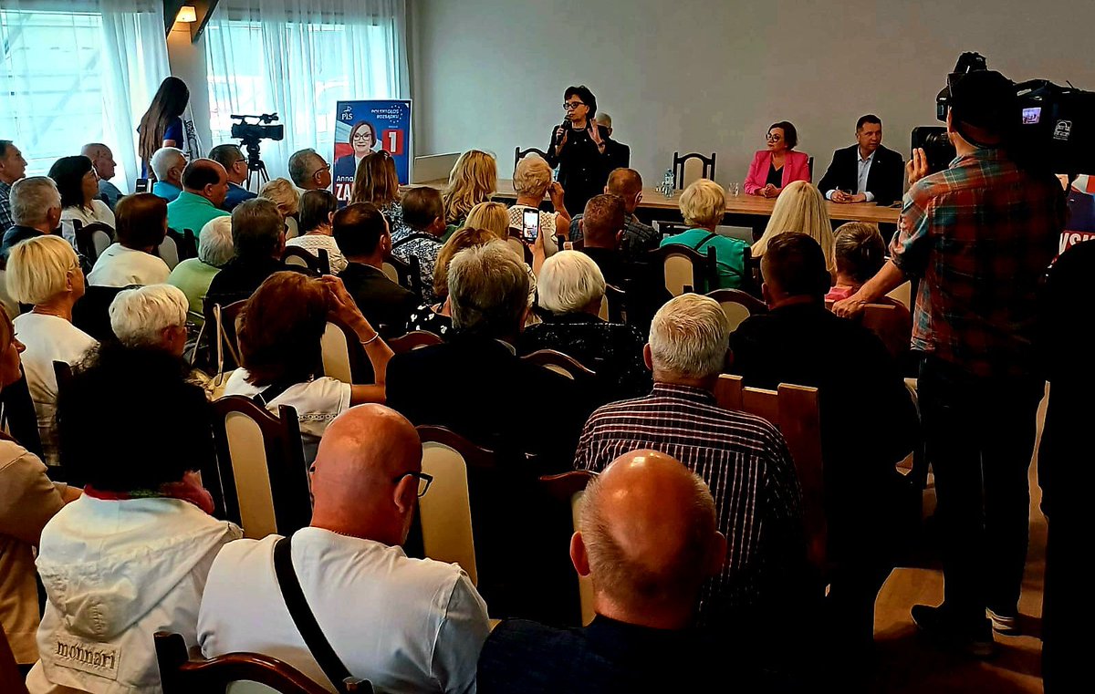 Piękne spotkanie w Dzierżoniowie na trasie kampanii do #PE. Na zaproszenie lidera listy @pisorgpl @AnnaZalewskaMEP miałem zaszczyt spotkać się z mieszkańcami tego pięknego regionu 👌🏼. #TakDlaPolski 🇵🇱