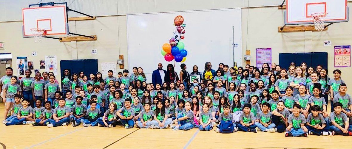 @NationalLife Thanks to @manorisd and @shadowglenes for helping us pull off the big surprise! 📸 @coachq127