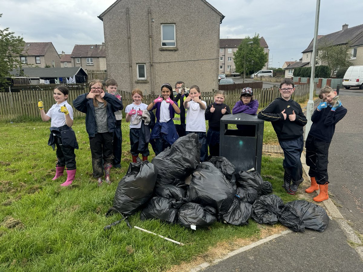 A well deserved biscuit & juice for the Tuesday crew at #ForestSchool 🌲after a huge #LitterPick! We found a diamond, a bag of carrots & loads of rubbish! Good job team 🥳💜 @KSBScotland @LoveWestLothian