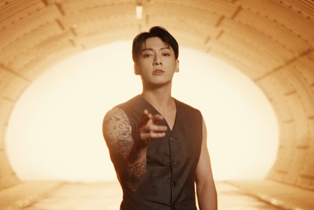 talkofthecharts's tweet photo. Jung Kook’s “Standing Next To You” was the biggest gainer on global Spotify on May 20th, up 33 spots to #117 (1.54 million streams). https://t.co/of8aMqpiTk