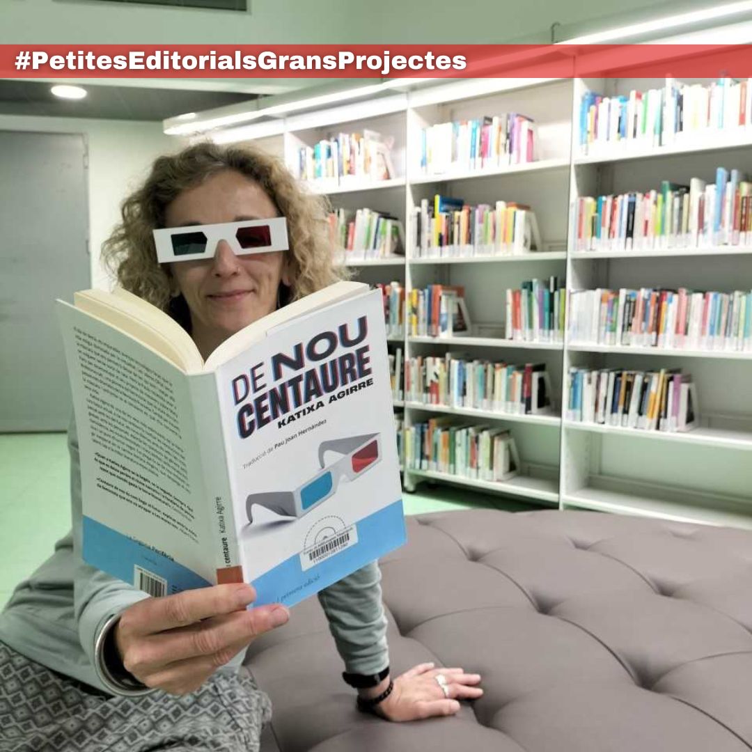 😎'Les coses comencen així. Sense transició. Aquest gest, el de posar-se les ulleres, ho canvia tot. Ets aquí i, de cop i volta, allà. O a la inversa.' Així comença la novel·la “De nou centaure” de @katixagirre editada per @SegonaPeriferia ⤵️