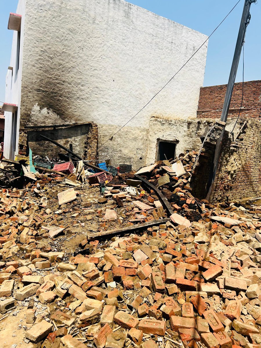 baghpat_fire's tweet photo. आज दिनांक-:21/05/2024 को जनपद बागपत के FS बागपत क्षेत्रांतर्गत ग्राम मितली मे मकान मे लगी आग को श्रीमान CFO बागपत महोदय के निर्देशन मे फायर सर्विस यूनिट बागपत द्वारा पूर्णरूप से बुझाया गया व कोई जनहानि नही है।
#WE_SERVE_TO_SAVE https://t.co/dKZ88bQBUM