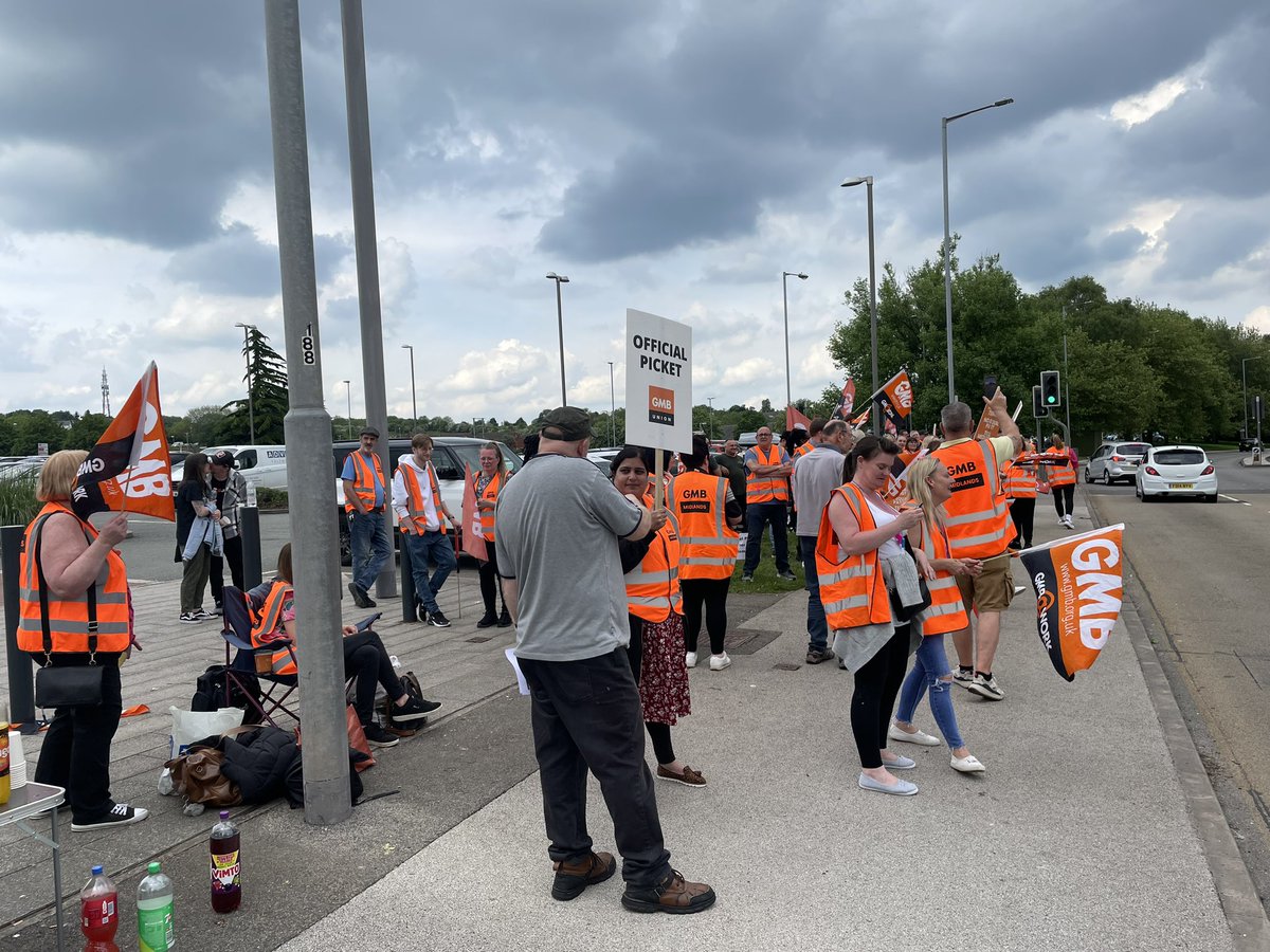 philipsoper18's tweet photo. Supporting GMB members at Kingsmill Hospital in Mansfield alongside our prospective Labour MP https://t.co/XOprbo4vss