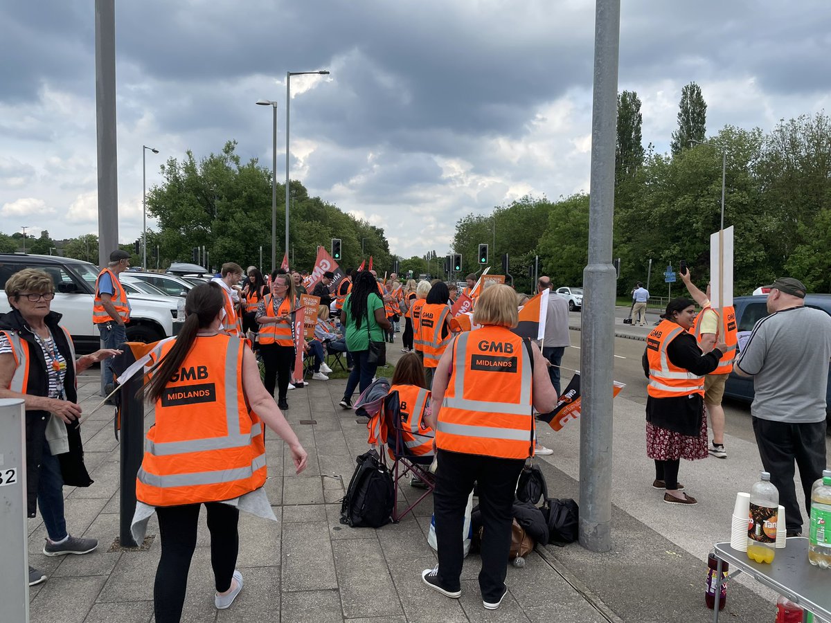 philipsoper18's tweet photo. Supporting GMB members at Kingsmill Hospital in Mansfield alongside our prospective Labour MP https://t.co/XOprbo4vss