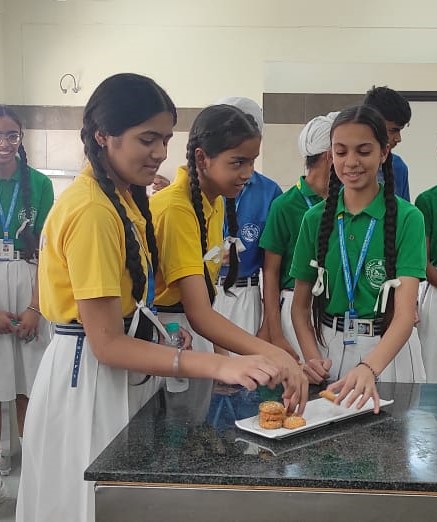shipsgoraya's tweet image. An Enriching Excursion to SHIMT : Culinary Delights and Table Etiquettes
Grade IX students from SHIPS attended a workshop at the Shree Hanumat Institute of Management and Technology focusing on baking and dining etiquette. 
#CulinaryAdventure  #cakemakingclass #shipsians #v