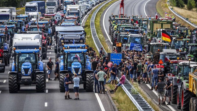 Wenn irgendwo 3 junge Menschen für eine Stunde eine von vielen innerstädtischen Straßen blockieren und Autofahrer dann einen Umweg über die Nebenstraße machen müssen, dann kommt die Polizei und inhaftiert die Menschen. Aber hier kam noch nicht mal die Polizei. #2erleiRecht