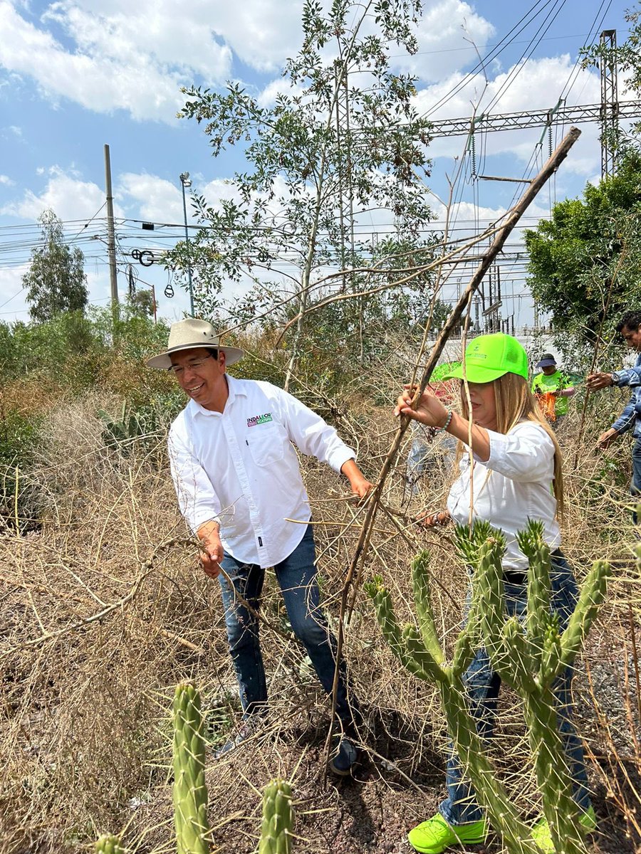 IvonneMacielF's tweet photo. Limpiando el parque recreativo de Ecatepec con nuestro candidato a presidente municipal, Indalecio Ríos, porque juntos podemos ser el cambio. Este 2 de junio, vota Verde, por un México más verde. 💚✨ #ConIvonneVa #MujeresQuePiensanEnGrande https://t.co/Qz5Xu4AY8A