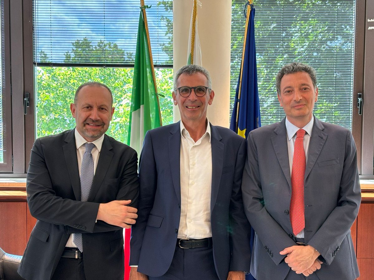 ✍️Il Presidente, @arrigoni_paolo, l'AD, #VinicioVigilante, del #GSE e il Presidente di @motus_e, #FabioPressi, hanno firmato un accordo volto a supportare la #decarbonizzazione e la #transizionenergetica nel #settoredeitrasporti 👉Leggi il comunicato: bit.ly/3K8PC5F