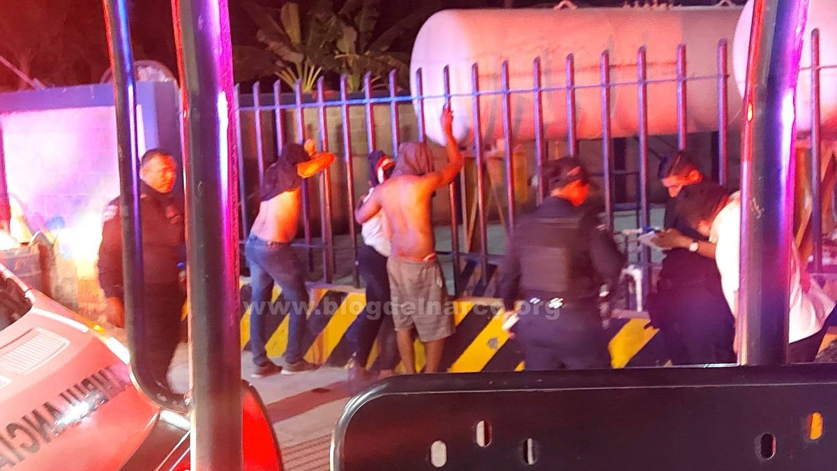 Taxistas secuestraron, torturaron y asaltaron a conductor de Uber y a sus 7 pasajeros turistas brasileños en Cancún (Información en el enlace) blogdelnarco.org/2024/05/taxist…
