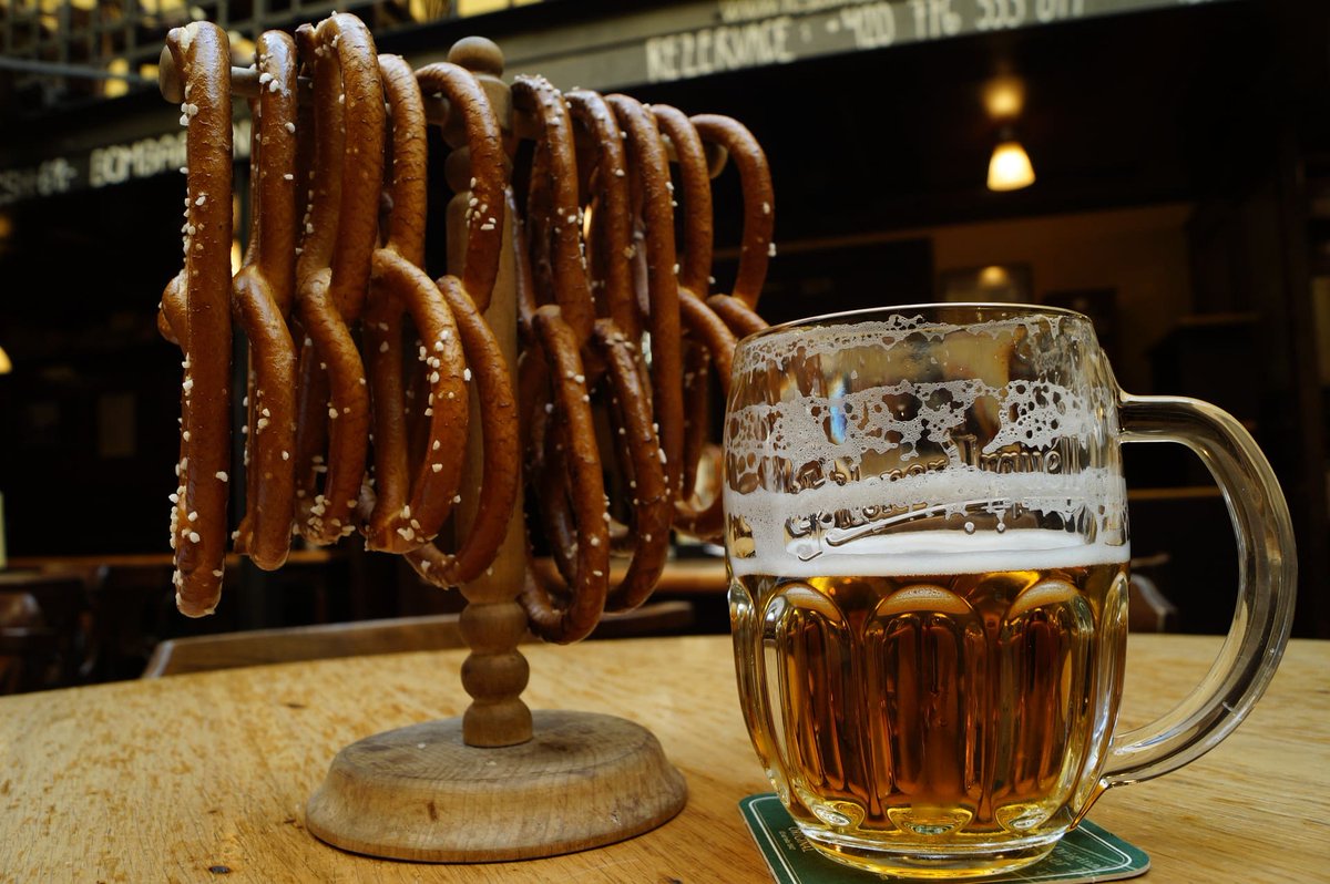 IlaygiBnb's tweet photo. I think Italian pizza is overrated, unlike Gelato ice cream. However, I prefer my native Czech beer) A fresh mug for everyone! https://t.co/R45r1mJxVH