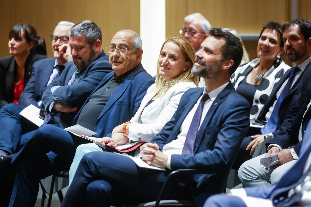 nataliamasguix's tweet photo. 🗣️ Presentem l'Aliança de #semiconductors: tenim el potencial d’esdevenir un actor important a Europa en aquest àmbit tan estratègic.

Treballem coordinats i des de diverses vessants. 

Avancem en una infraestructura clau: L’#Innofab, planta de prototipatge de xips a Cerdanyola. https://t.co/EI4b6fHg9g