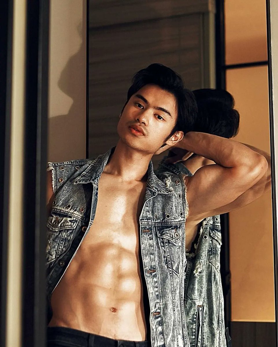 mrvvip's tweet photo. Reynhard Ivan peek his abs on photoshoot. #selebwatch https://t.co/cMwJxRrpow