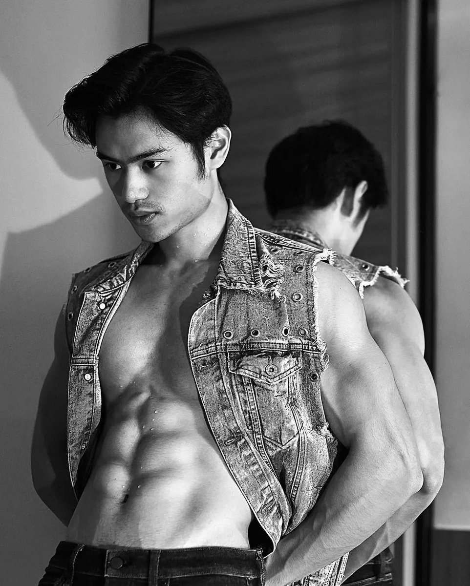 mrvvip's tweet photo. Reynhard Ivan peek his abs on photoshoot. #selebwatch https://t.co/cMwJxRrpow